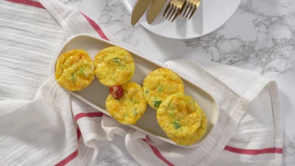 Het Vullen Van Siliconen Muffin Pan Met Ingrediënten Spek Kaas — Stockvideo
