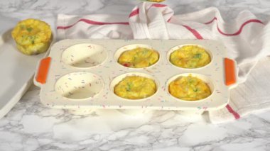 Pastırma ve peynirli kek yapmak için silikon kek tepsisi dolduruyorum..