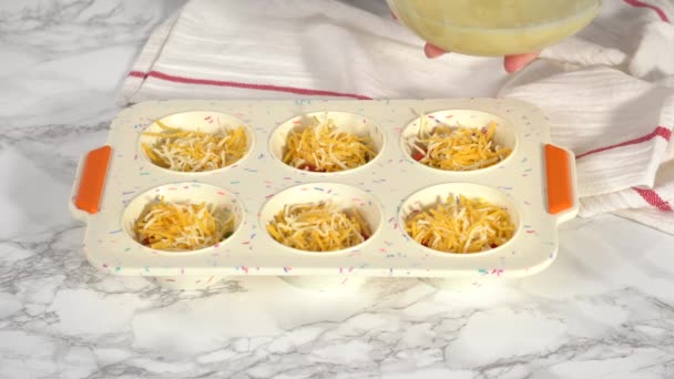 Het Vullen Van Siliconen Muffin Pan Met Ingrediënten Spek Kaas — Stockvideo