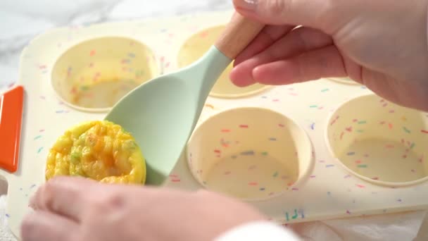 Szilikon Muffin Serpenyő Feltöltése Szalonna Sajt Muffin Sütéséhez Szükséges Összetevőkkel — Stock videók