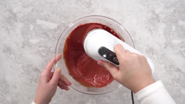 Preparación Pastel Fresa Con Fresas Menta Mezclando Ingredientes — Vídeo de stock