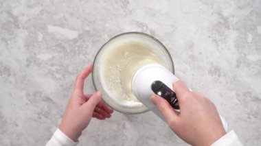 Çilekli pasta, çilek ve nane karışımı bir şeyler hazırlıyorum.  