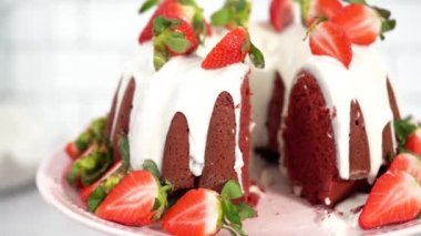 Çilekli kek ve beyaz tabakta nane şekeri.