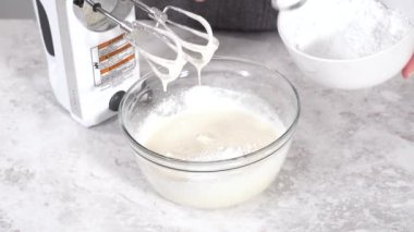 Çilekli pasta, çilek ve nane karışımı bir şeyler hazırlıyorum.  