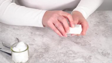 Manikür yapan bir kadın. Yakın çekim. 