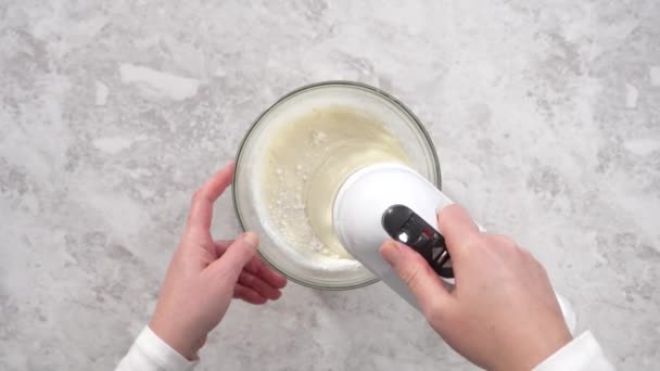 Preparazione Torta Fragole Con Fragole Menta Mescolando Ingredienti — Video Stock