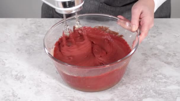 Przygotowanie Ciasta Truskawkowego Truskawkami Miętą Mieszanie Składników — Wideo stockowe