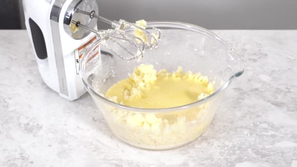 Preparazione Torta Fragole Con Fragole Menta Mescolando Ingredienti — Video Stock