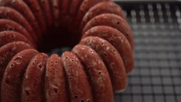 Pastel Fresa Con Fresas Menta Plato Blanco — Vídeos de Stock