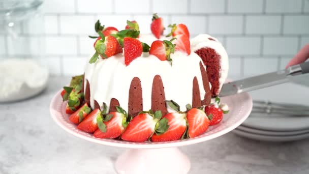 草莓蛋糕 上面有草莓和薄荷糖 放在白盘上 — 图库视频影像