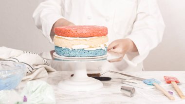 Üç katlı kremalı kremalı vanilyalı pasta..