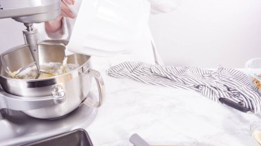 Adım adım. Muz ekmeği pişirmek için malzemeleri metal karıştırma kabına karıştırıyorum..