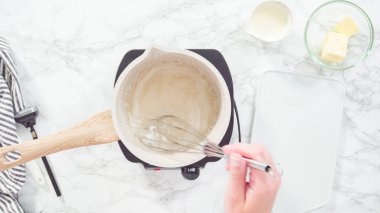 Düz yatıyordu. Adım adım. Pişirme kabında ev yapımı karamel hazırlanıyor.