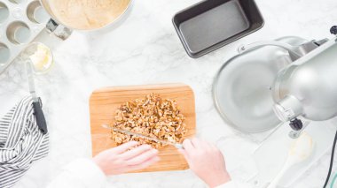 Düz yatıyordu. Adım adım. Mutfak bıçağıyla ahşap kesme tahtasına ceviz kesmek..