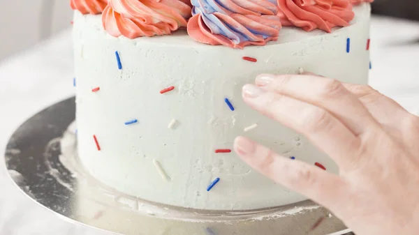 Kleurenhagelslag Aan Zijkanten Van Ronde Drielaags Vanillecake Plaatsen — Stockfoto