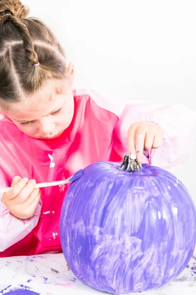 Menina Pintando Abóbora Artesanal Pequena Com Tinta Acrílica Roxa — Fotografia de Stock