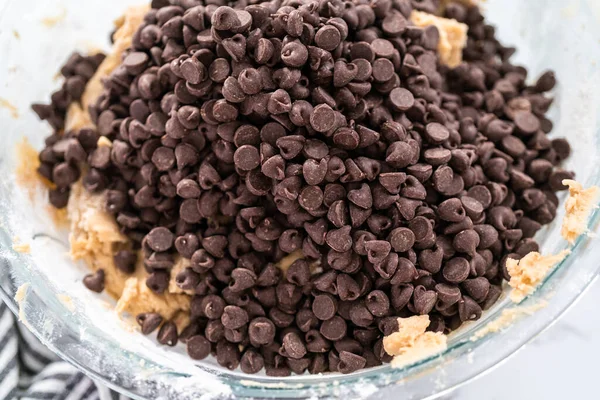 Mescolare Gli Ingredienti Una Ciotola Vetro Cuocere Biscotti Cioccolato — Foto Stock