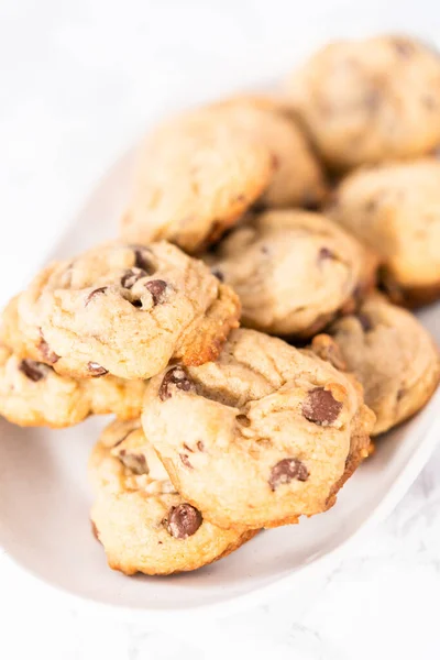 Biscotti Fatti Casa Con Gocce Cioccolato Piatto Bianco — Foto Stock