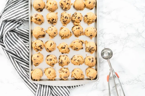 Hausgemachte Schokoladenkekse Teigkugeln Auf Einem Backblech — Stockfoto