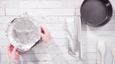 Düz yatıyordu. Adım adım. Ev yapımı şekerleme yapmak için pişirme kabını folyoyla kaplıyorum..