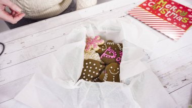 Adım adım. Ev yapımı şekerleme ve kurabiyeleri Noel hediyesi kutusuna koymak.