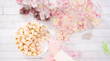 Düz yatıyordu. Adım adım. Ev yapımı şekerleme paketleri küçük hediye paketlerine konuyor..