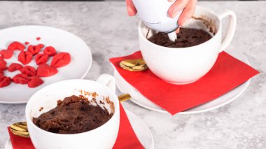 Adım adım. Çırpılmış krema, çikolata kalpler ve dudaklarla süslenmiş çikolatalı kek..