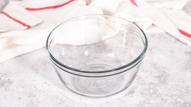 Adım adım. Çikolatalı kek hazırlamak için bardakları karıştırıyorum..