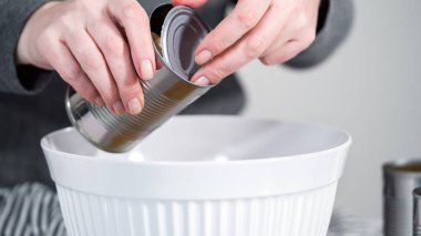 Konserve açacağıyla konserve fasulye açıyorum..