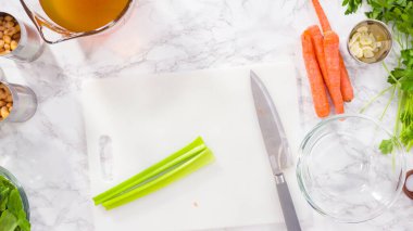 Vejetaryen fasulye çorbası pişirmek için sebzeleri doğramak..