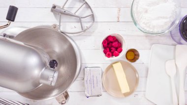 Düz yatıyordu. Çikolata ahududu kekleri için mutfak mikserinde ahududu kremalı peynir tereyağı hazırlıyorum..