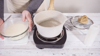 Çikolata ahududu kekleri için ev yapımı çikolatalı ganache hazırlıyorum..