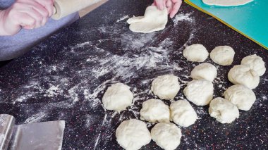 Konut mutfağındaki tezgahın üzerinde ekmek hazırlıyorum..