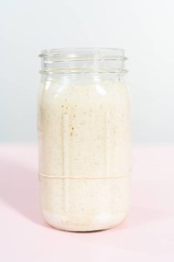 Ekşi mayalı ekmek pişirmek için cam bir mason kavanozunda başlangıç yapıyorum..