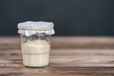 Ekşi mayalı ekmek pişirmek için cam bir mason kavanozunda başlangıç yapıyorum..