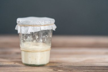 Ekşi mayalı ekmek pişirmek için cam bir mason kavanozunda başlangıç yapıyorum..