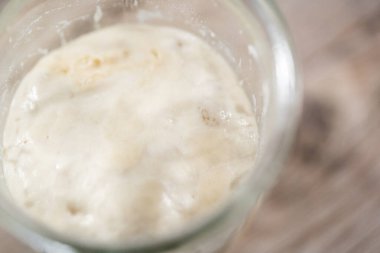 Ekşi mayalı ekmek pişirmek için cam bir mason kavanozunda başlangıç yapıyorum..