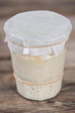 Ekşi mayalı ekmek pişirmek için cam bir mason kavanozunda başlangıç yapıyorum..