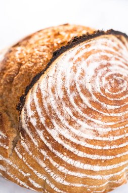 Taze fırınlanmış buğday ekmeği ekmeği ve ekmek koruma sepetinden işaretler..