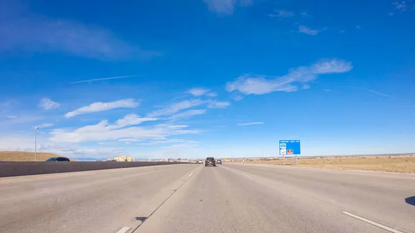 郊外の州間高速道路を運転する — ストック写真