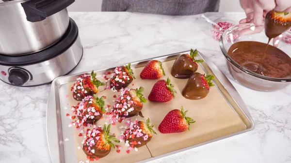 Stap Voor Stap Garneren Van Aardbeien Met Hagelslag Chocolade — Stockfoto