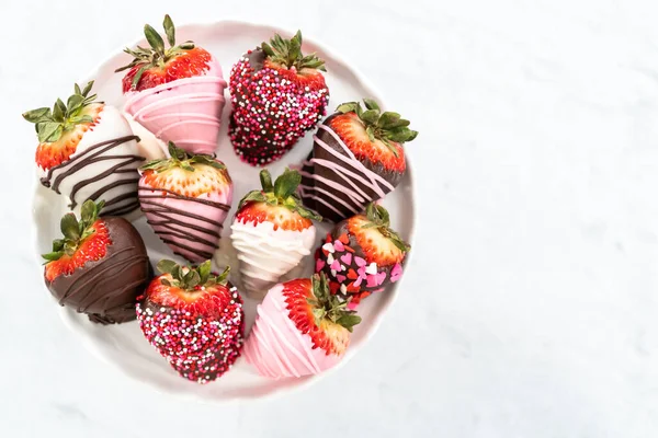 Verschiedene Schokolade Eingetauchte Erdbeeren Kuchenstand — Stockfoto