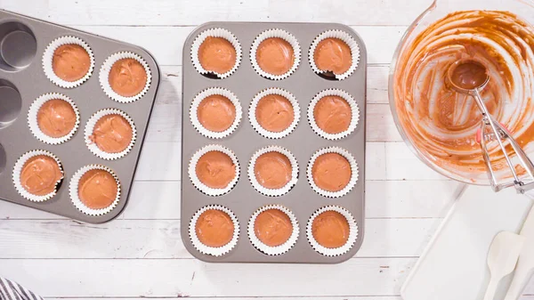 Deitado Escavar Massa Nos Forros Cupcake Papel Alumínio Para Assar — Fotografia de Stock