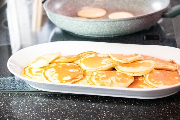 Faire Frire Petites Crêpes Sur Une Base Kéfir Dans Une — Photo