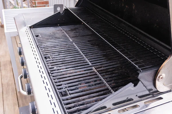 Temiz altı ocaklı ızgara yaz ızgarasına hazır..