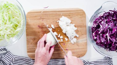 Düz yatıyordu. Adım adım. Tahta kesme tahtasına organik sarı soğan koymak..