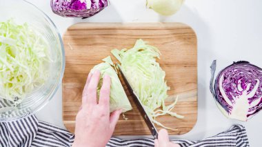 Düz yatıyordu. Adım adım. Ağaç kesme tahtasıyla organik lahana doğruyorum..