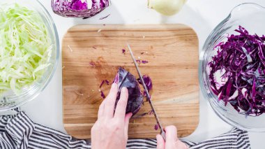 Düz yatıyordu. Adım adım. Ağaç kesme tahtasıyla organik lahana doğruyorum..