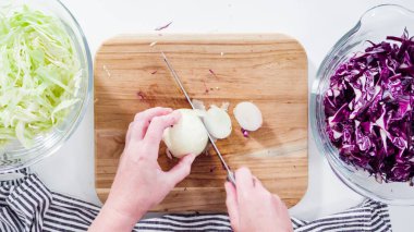 Düz yatıyordu. Adım adım. Tahta kesme tahtasına organik sarı soğan koymak..