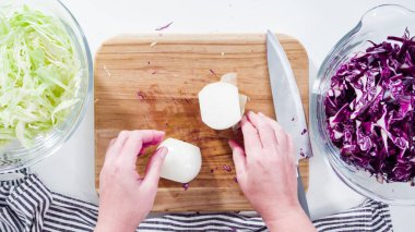 Düz yatıyordu. Adım adım. Tahta kesme tahtasına organik sarı soğan koymak..